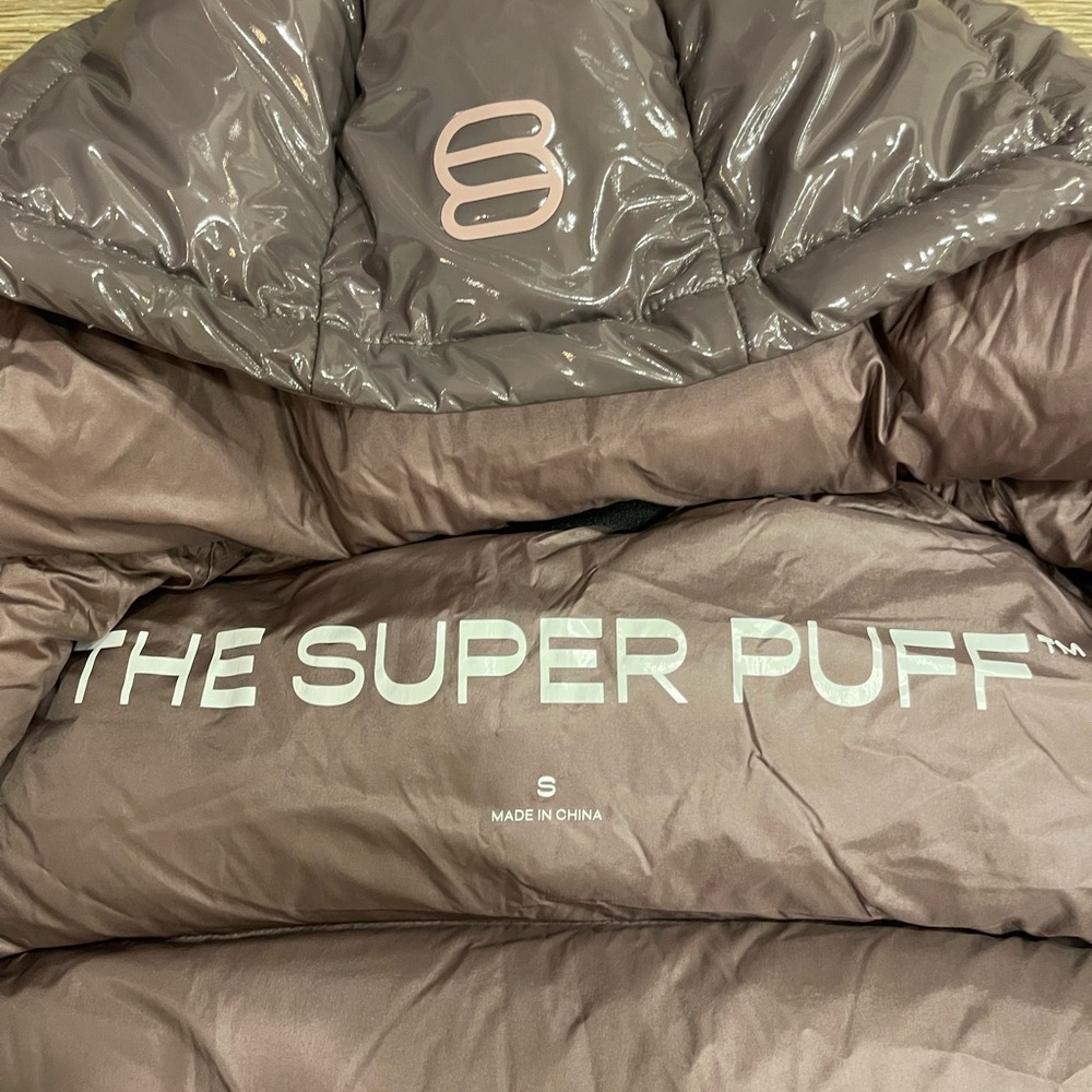 Aritzia The Super Puff Plum Lacquer Shorty.
Water repellent and wind proof. SZ S - Picture 3 of 8